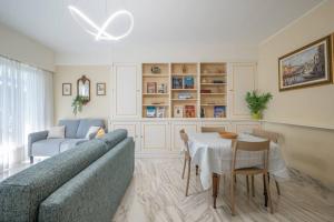 a living room with a couch and a table at Appartement familial 6P, avec piscine et tennis, proche mer in Roquebrune-Cap-Martin