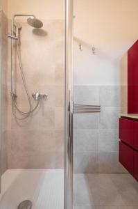 a shower with a glass door in a bathroom at Appartement familial 6P, avec piscine et tennis, proche mer in Roquebrune-Cap-Martin