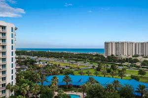 eine Luftansicht eines Resorts mit Meerblick im Hintergrund in der Unterkunft Palms of Destin 2710 in Destin