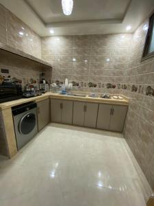 Η κουζίνα ή μικρή κουζίνα στο Résidence Mayssa 1 et Mayssa 2 boujdour appartements meublés +46 φωτογραφίες