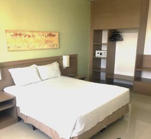 a bedroom with a large white bed in a room at #SENSACIONAL# PREMIUM HOTEL Manaus AM in Manaus