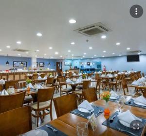 a restaurant with wooden tables and chairs and a room at #SENSACIONAL# PREMIUM HOTEL Manaus AM in Manaus