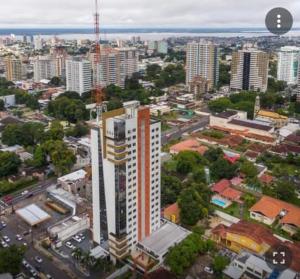 uma vista aérea de uma cidade com um edifício alto em #SENSACIONAL# PREMIUM HOTEL Manaus AM em Manaus