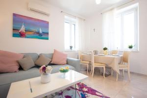een woonkamer met een bank en een tafel bij MS 3BR Apartment near Kolovare beach in Zadar