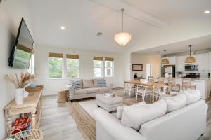 ein Wohnzimmer mit weißen Möbeln und ein Esszimmer in der Unterkunft Waveland Vacation Rental with Private Heated Pool in Waveland
