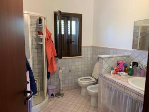 a bathroom with a toilet and a sink at Villa Maveda, un dammuso immerso nel verde in Lampedusa