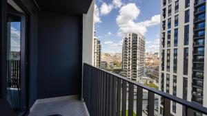 einen Balkon mit Stadtblick in der Unterkunft Terra Luxe Residences in Sajmište