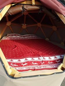Camping écovillage Soleil du Pibeste客房内的一张或多张床位