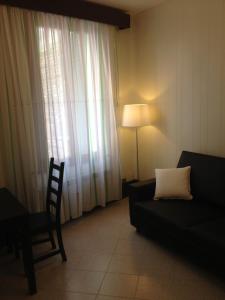 sala de estar con sofá, lámpara y ventana en Appartamento Corte Zappa, en Venecia