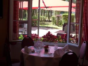 Restaurace v ubytování Le Chalet de la Foret Hôtel 3 étoiles et Restaurant