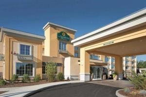 a hotel building with a sign on the front of it at La Quinta Inn & Suites by Wyndham Manchester - Arnold AFB in Manchester