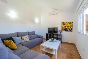un soggiorno con divano blu e tavolo di Apartamento Jibazahora Leo a Zahora