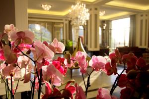 un ramo de flores rosas en una habitación en Cherry Blossom Boutique Hotel, en Bḩamdūn