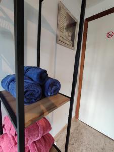 ディナンにあるパナマのタオルが置かれた棚付きの部屋