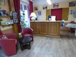 Posezení v ubytování Le Chalet de la Foret Hôtel 3 étoiles et Restaurant