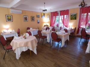 Restaurace v ubytování Le Chalet de la Foret Hôtel 3 étoiles et Restaurant