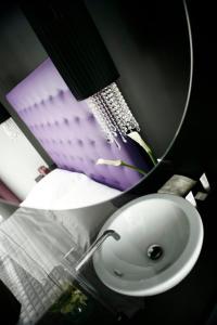 a bathroom with a sink and a mirror at Hotel In - Lounge Room in Cazzago di Pianiga