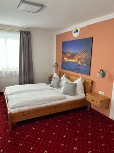 a bedroom with a large bed in a room at Hotel Solaria in Obertauern