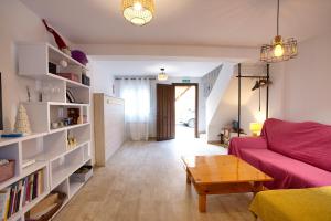 - un salon avec un canapé rose et une table dans l'établissement Cuencaloft Mari De Reyes, à Cuenca