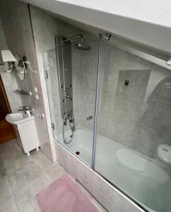 クラクフにあるSunnyvale Apartmentのバスルーム(シャワー、ガラス張りのシャワー付)が備わります。
