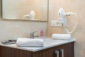 bagno con lavandino e specchio di Apartamento Jibazahora Libra a Zahora
