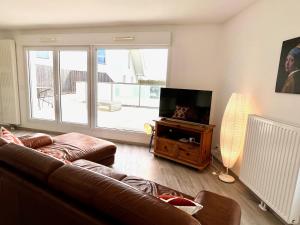 Televízia a/alebo spoločenská miestnosť v ubytovaní T4 avec grande terrasse et parking privé