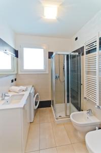 Koupelna v ubytování Villa Marina Apartments - Agenzia Cocal + 37 fotografií