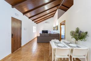 jadalnia z białym stołem i białymi krzesłami w obiekcie Apartamento Jibazahora Piscis w mieście Zahora