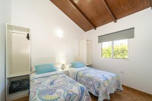 dwa łóżka w pokoju z oknem w obiekcie Apartamento Jibazahora Piscis w mieście Zahora +37 zdjęć