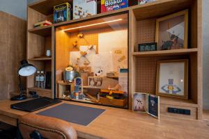 an office with a desk with a laptop on it at HOTEL ALGO in Kobe