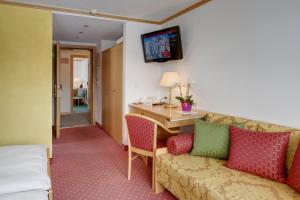 Televiisor ja/või meelelahutuskeskus majutusasutuses Hotel Metropol & Spa Zermatt