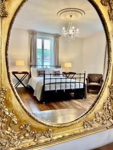 Mézières-sur-IssoireにあるMaison Hirondelles Hôtesのベッドルーム(ベッド1台、鏡付)