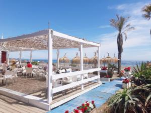 a restaurant on the beach with the ocean in the background at Villacana Playa Silvia in Estepona