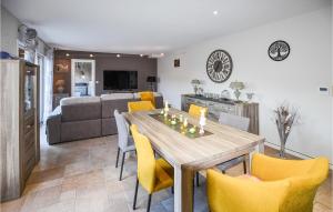 Arras-sur-Rhône的住宿－3 Bedroom Stunning Home In Orange，用餐室以及带桌椅的起居室。
