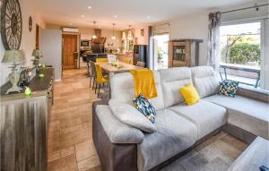 sala de estar con sofá y cocina en 3 Bedroom Stunning Home In Orange en Arras-sur-Rhône