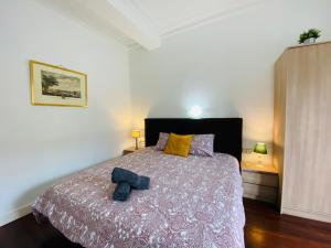 um quarto com uma cama com um bicho de peluche azul em La plaza apartment em San Sebastián
