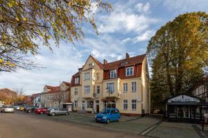 una calle en una ciudad con coches aparcados en la calle en Porto di Mare Ustka- apartament w centrum, en Ustka