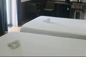 Postel nebo postele na pokoji v ubytování HAPPY HOTEL Tp Rạch Giá, Kiên Giang