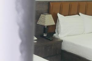 Postel nebo postele na pokoji v ubytování HAPPY HOTEL Tp Rạch Giá, Kiên Giang
