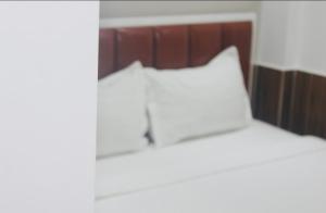 Postel nebo postele na pokoji v ubytování HAPPY HOTEL Tp Rạch Giá, Kiên Giang