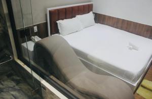 Postel nebo postele na pokoji v ubytování HAPPY HOTEL Tp Rạch Giá, Kiên Giang