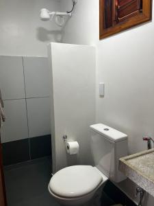 a bathroom with a white toilet and a sink at Casa de praia em Fortim CE com ótima localização e fácil acesso in Fortim +36 photos