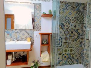 bagno con lavandino e doccia di Otello Guest House a Montalcino