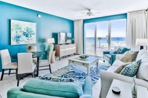 uma sala de estar com um sofá e uma mesa em Majestic Sun 202B em Destin