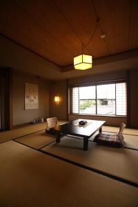 a living room with a coffee table and a window at Yoyokaku in Karatsu