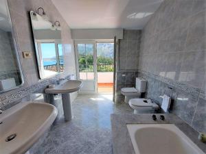 a large bathroom with two sinks and two toilets at Corral da Laxe in Dumbría