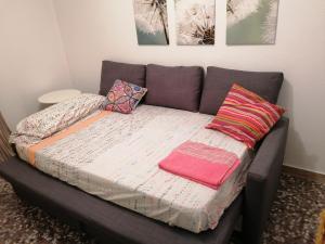 een bed met kussens in een kamer bij Alojamiento Dunas centro in Tabernas