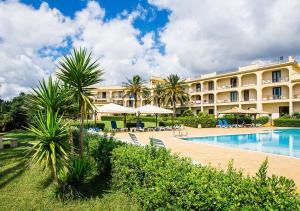 un hotel con piscina e un resort di Grand Hotel Selinunte a Marinella di Selinunte