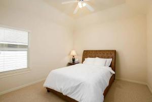 En eller flere senger på et rom på Bedroom with 3.5-Bathroom near Golf Course!