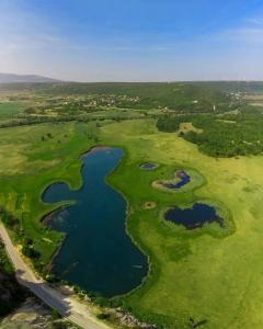 een luchtzicht op een golfbaan met een meer bij Apartment SOUL in Knin